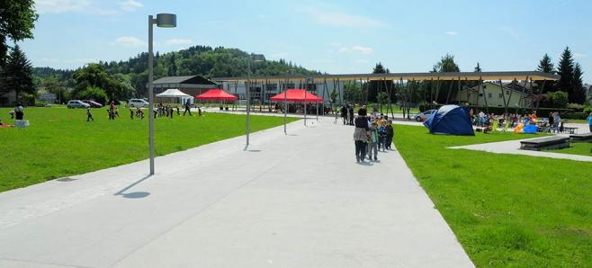 Dogajanje v Češminovem parku v Domžalah.