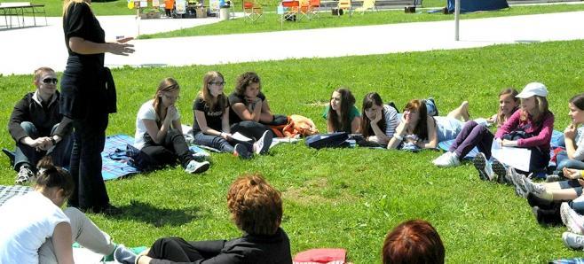 Janja vidmar z nagrajenci literarnega natečaja v Češminovem parku v Domžalah